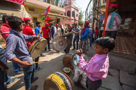 VARANASI, INDIA - MAR 14, 2018: Musicians on one of the city streets. Varanasi is one of the most important pilgrimage sites in India and is one of the 7 sacred cities of Hinduism.のeditorial素材