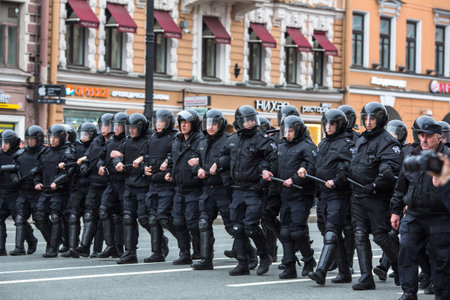 ST. PETERSBURG, RUSSIA - MAY 5, 2018: Police officers in riot gear block an Nevsky prospect during an opposition protest rally ahead of President Vladimir Putin's inauguration ceremony.のeditorial素材