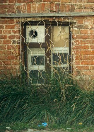 A window in an old ruined brick house.の写真素材