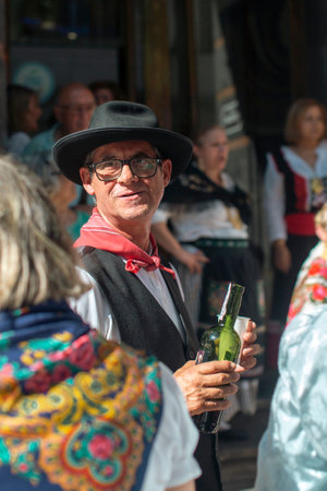 PORTO, PORTUGAL - YUL 1, 2023: Closing the week of Saint John festival, the popular marches aka Rusgas take to streets in the city. Festivities have been held in the Porto for more than six centuries.のeditorial素材