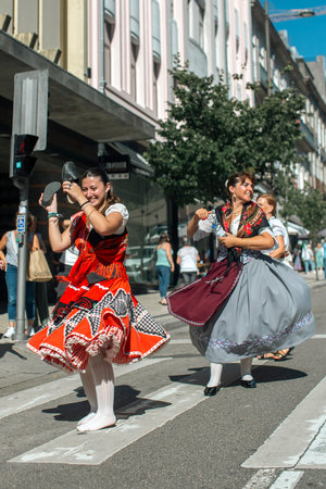 PORTO, PORTUGAL - YUL 1, 2023: Closing the week of Saint John festival, the popular marches aka Rusgas take to streets in the city. Festivities have been held in the Porto for more than six centuries.のeditorial素材
