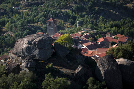 Granite houses among giant boulders in a medieval village of Monsanto in Idanha-a-Nova, Portugal.のeditorial素材