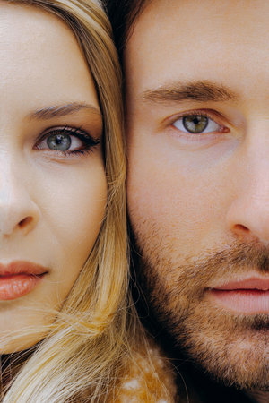 Closeup shot capturing authentic relationship in cozy settingの写真素材