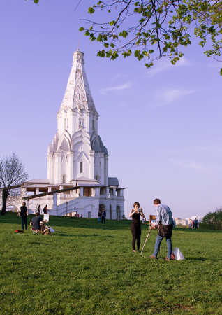 2018.05.05, Moscow, Russia. An artist at the easel on the background of the old church. A painter on the open air. UNESCO World Heritage Sites in Russia. Historical architecture of Moscow.のeditorial素材