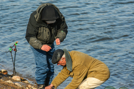 2010.03.27, Moscow, Russia. Fishermen on the river bank. Spring entertainment of Russian people.のeditorial素材