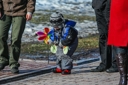 2010.03.27, Moscow, Russia. Little children walking around spring park. Kid's entertainment in early spring.のeditorial素材