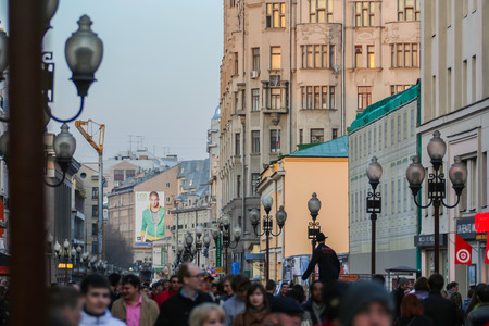 2010.04.10, Moscow, Russia. Crowd of tourists and locals going around walking street - Arbat.のeditorial素材