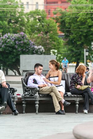 2011.05.21, Moscow, Russia. young lovers are sitting on a park bench. first date concept.のeditorial素材