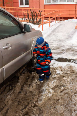 31.12.2018, Maloyaroslavets, Russia. little boy helping dad to clear snow from the car.のeditorial素材