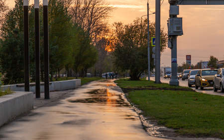 13.10.2020, Moscow, Russia. Cityscape of Moscow, the road after raining. Walking at falling season.のeditorial素材