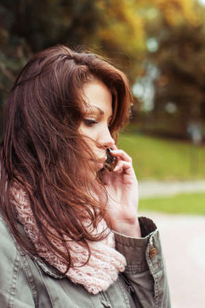 portrait woman phone outside dayの写真素材