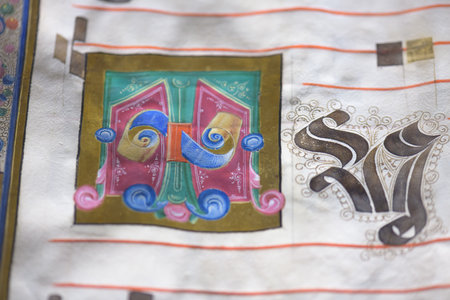 Detail with initial letter and musical notation from illuminated antiphonary manuscript from Ferarraのeditorial素材