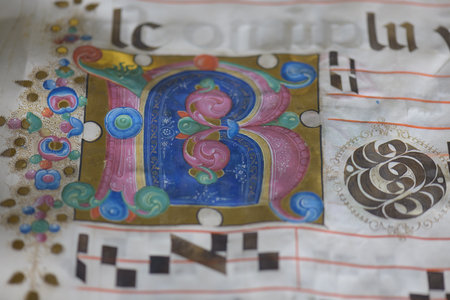 Detail with initial letter and musical notation from illuminated antiphonary manuscript from Ferarraのeditorial素材