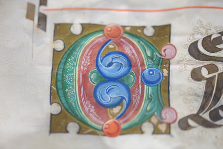 Detail with initial letter and musical notation from illuminated antiphonary manuscript from Ferarraのeditorial素材