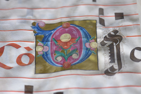 Detail with initial letter and musical notation from illuminated antiphonary manuscript from Ferarraのeditorial素材