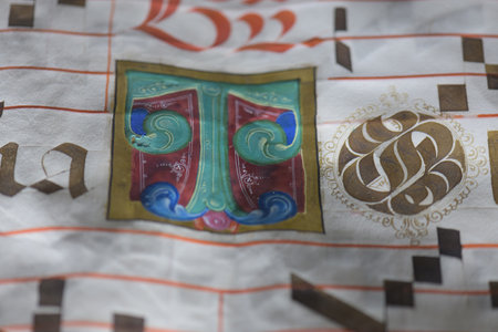 Detail with initial letter and musical notation from illuminated antiphonary manuscript from Ferarraのeditorial素材