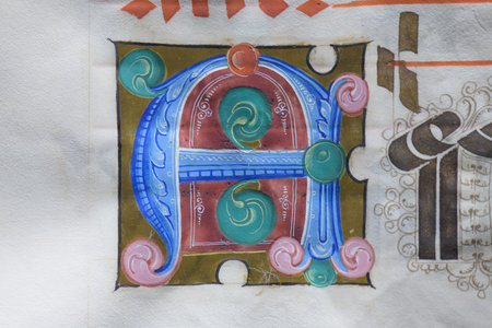 Detail with initial letter and musical notation from illuminated antiphonary manuscript from Ferarraのeditorial素材