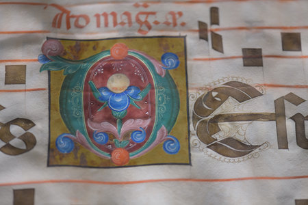 Detail with initial letter and musical notation from illuminated antiphonary manuscript from Ferarraのeditorial素材