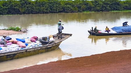 TONLE SAP LAKE, SIEM REAP PROVINCE, CAMBODIA - 23 NOVEMBER, 2017: little girl is moving around the lake in wooden boatのeditorial素材