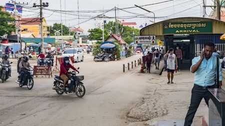 POIPET, CAMBODIA -  NOVEMBER 24, 2017: The border crossing between Thailand and Cambodia. Thailand Cambodia border when traveling overland between Bangkok and Siem Reap. Unidentified peopleのeditorial素材