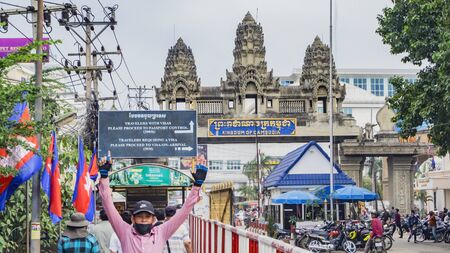 POIPET, CAMBODIA -  NOVEMBER 24, 2017: The border crossing between Thailand and Cambodia. Thailand Cambodia border when traveling overland between Bangkok and Siem Reap. Unidentified peopleのeditorial素材