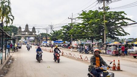 POIPET, CAMBODIA -  NOVEMBER 24, 2017: The border crossing between Thailand and Cambodia. Thailand Cambodia border when traveling overland between Bangkok and Siem Reap. Unidentified peopleのeditorial素材