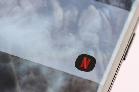 New york, USA - september 21, 2018: Icon of video service netflix on smartphone screen background close up viewのeditorial素材