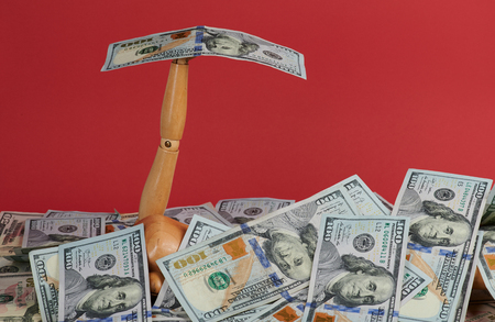 Wooden hand hold 100 dollar bill close up viewの写真素材