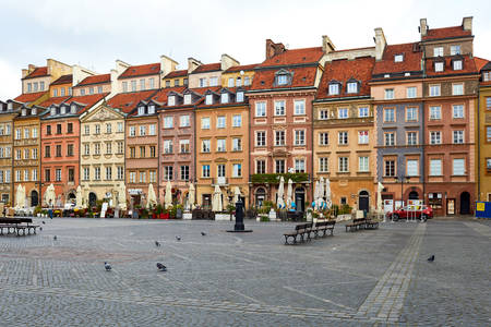WARSAW - April 13 2018: deserted Castle Square in Warsaw in Old Townのeditorial素材