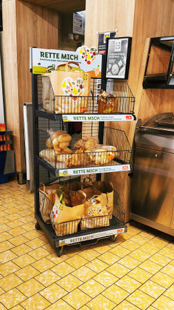 ISERLOHN, GERMANY â NOVEMBER 27 2025: Lidl shopping cart filled with discounted food items marked with Rette mich label todayのeditorial素材