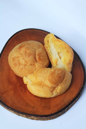 Vanilla-flavored choux pastry on a wooden base