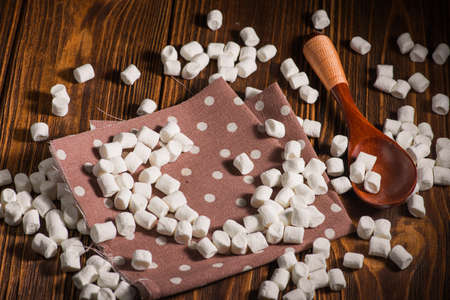 white sweet marshmallow with wood spoon on tableの写真素材