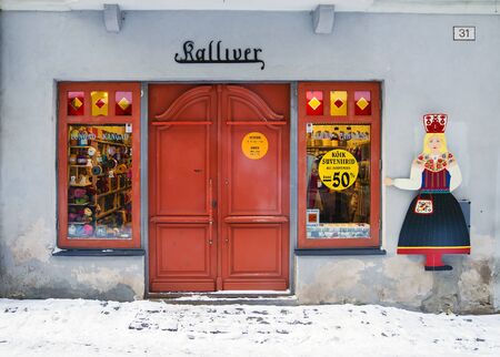 TALLINN, ESTONIA - JANUARY 1: Showcases the gift shop on the street in the old town of January 1, 2016 in Tallinnのeditorial素材