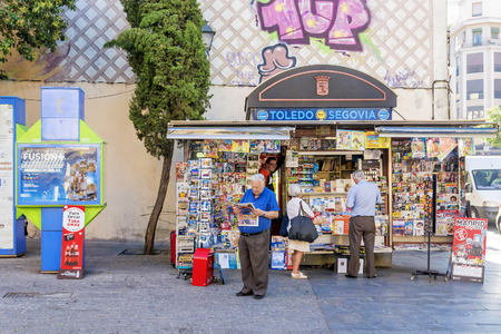 MADRID, SPAIN SEPTEMBER -11, 2015: Street kiosk with newspapers, magazines and various printed materials in Madridのeditorial素材