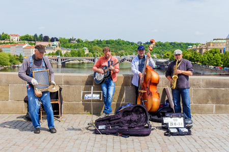 PRAGUE, CZECH REPUBLIC -19 MAY, 2016: Street musicians on the Charles Bridge in Pragueのeditorial素材