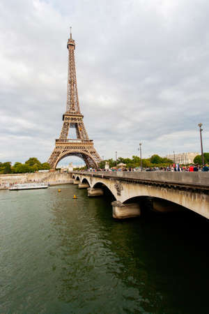 The Eiffel tower and the bridge in the foregroundのeditorial素材