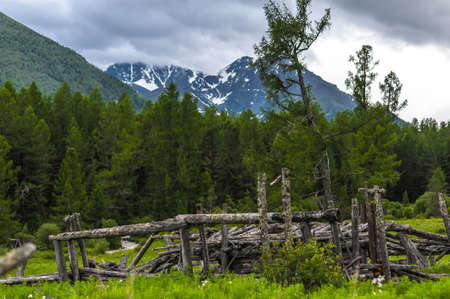 destroyed house against the backdrop of the mountains. Altai Mountainの写真素材