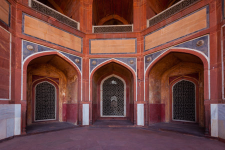 Arch with carved marble window. Mughal style. Humayun's tomb, Delhiのeditorial素材
