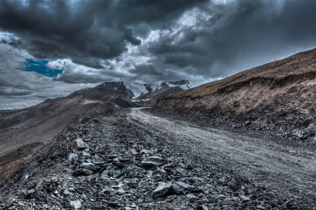 Road in Himalayas near Tanglang la Pass  - Himalayan mountain pass on the Leh-Manali highway in stormy weather. Ladakh, Indiaの写真素材