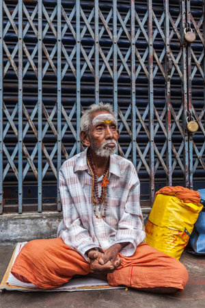 TIRUCHIRAPALLI, INDIA - FEBRUARY 14, 2013: Unidentified old Indian man in the streetのeditorial素材