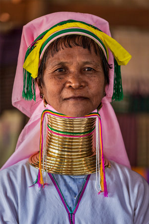 INLE LAKE, MYANMAR - JANUARY 7, 2014: Unidentified Padaung long-necked tribe woman. The Padaung long-necked tribe women wear brass rings around neck from 5 years old and minority of Myanmar exploited for tourism reasonsのeditorial素材