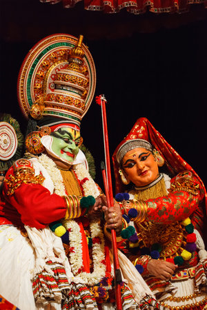 CHENNAI, INDIA - SEPTEMBER 8: Indian traditional dance drama Kathakali preformance on September 8, 2009 in Chennai, India. Performers plays Arjuna (pacha) and Subhadra charactersのeditorial素材