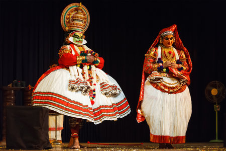 CHENNAI, INDIA - SEPTEMBER 8: Indian traditional dance drama Kathakali preformance on September 8, 2009 in Chennai, India. Performers plays Arjuna (pacha) and Subhadra charactersのeditorial素材