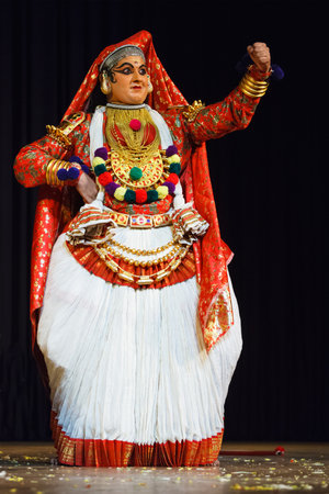 CHENNAI, INDIA - SEPTEMBER 8: Indian traditional dance drama Kathakali preformance on September 8, 2009 in Chennai, India. Performer plays Subhadra (minukku) character of Ramayanaのeditorial素材