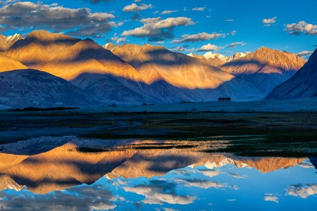 Himalayas on sunset, Nubra valley, Ladakh, Indiaの素材 [FY31088722100]