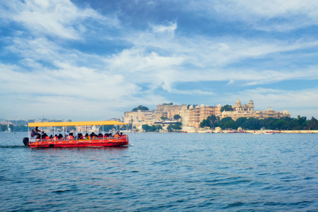 Toruist boat on Lake Pichola with City Palace in background. Udaipur, Indiaの写真素材