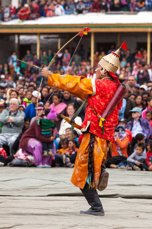 LEH, INDIA - SEPTEMBER 08, 2012: Dancers in traditional Ladakhi Tibetan costumes perform warlike dance at the Annual Festival of Ladakh Heritage in Leh, India. September 08, 2012のeditorial素材