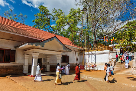 ANURADHAPURA, SRI LANKA - SEPTEMBER 26, 2009: Piligrims visiting Sri Maha Bodhi tree sacred Buddhist site. It grew of branch of the Bodhi tree under which Buddha achieved Enlightmentのeditorial素材
