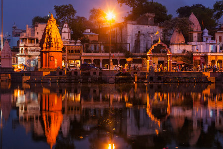 UJJAIN, INDIA - APRIL 23, 2011: Ghats of holy Kshipra river in Ujjain, Madhya Pradesh, India in the eveningのeditorial素材
