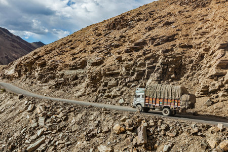 LADAKH, INDIA - SEPTEMBER 2, 2011: Indian lorry truck on Manali-Leh road in Indian Himalayasのeditorial素材